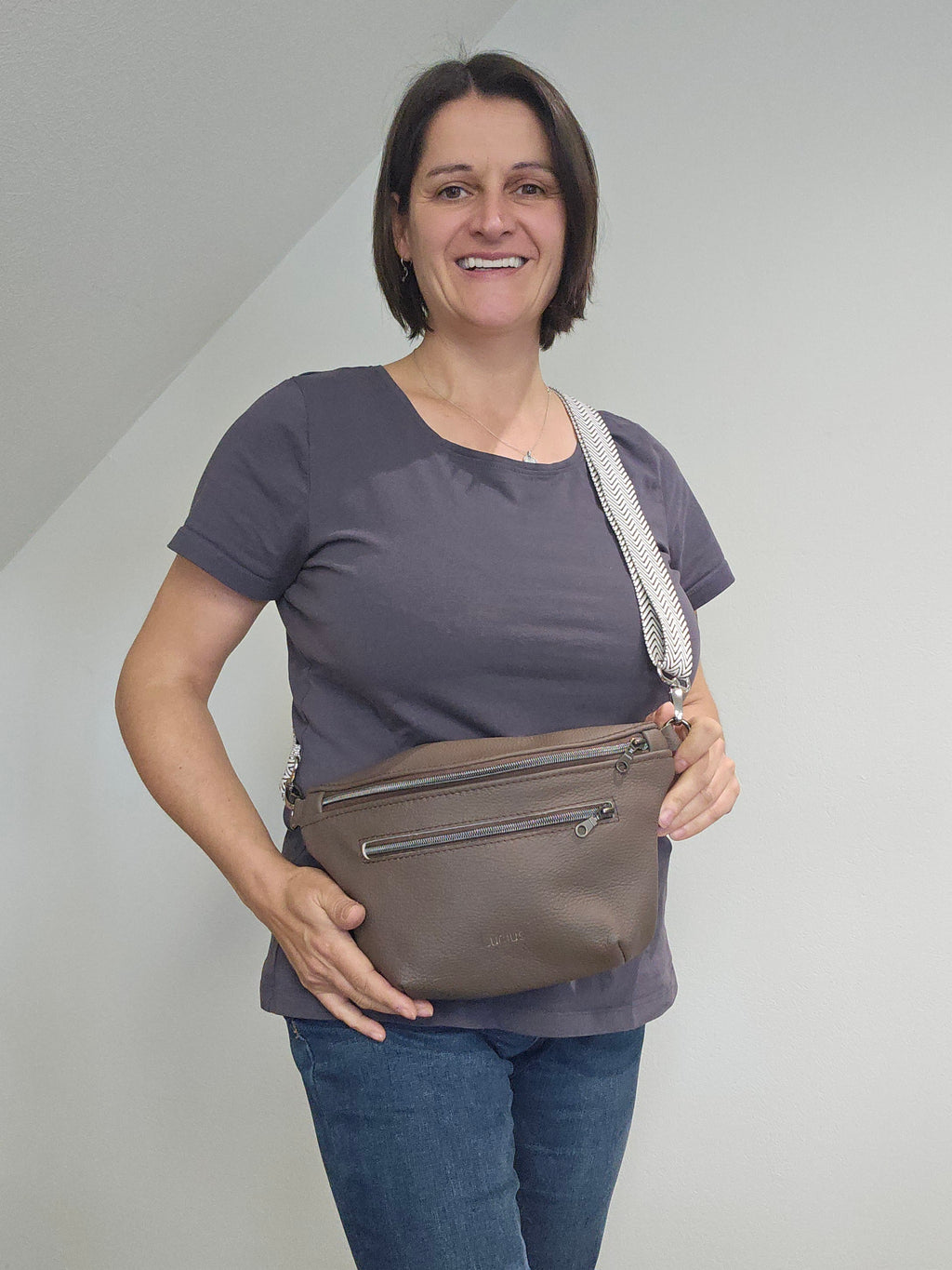 Crossbody Bag Big Clivia in Nougatbraun