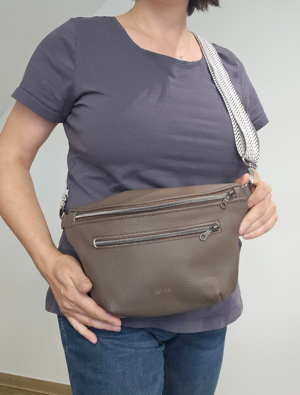 Crossbody Bag Big Clivia in Nougatbraun