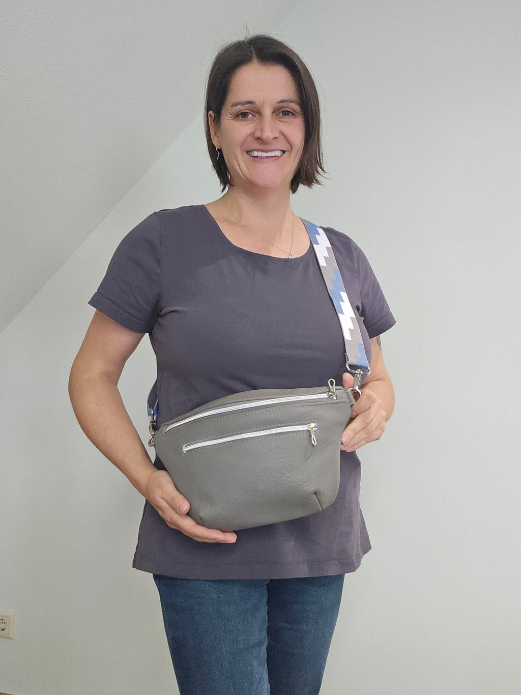 Crossbody Bag Big Clivia in Grau I