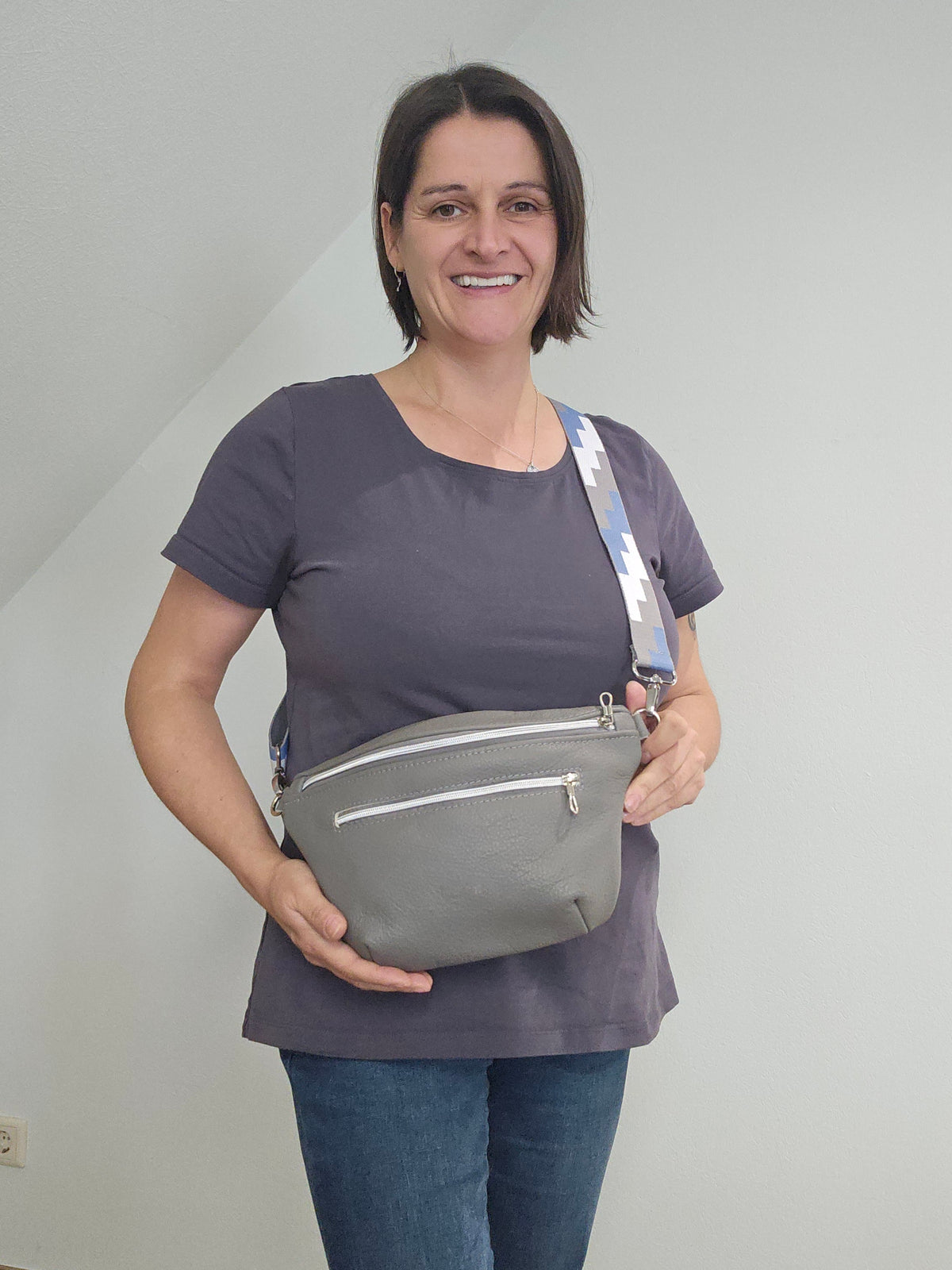 Crossbody Bag Big Clivia in Grau I