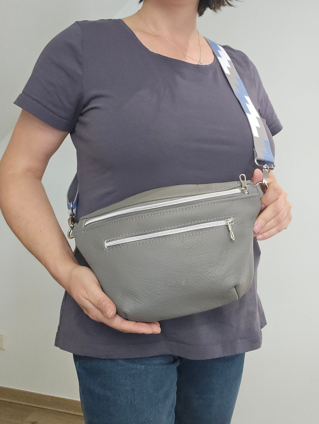 Crossbody Bag Big Clivia in Grau I