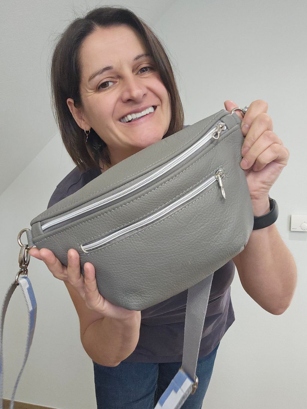 Crossbody Bag Big Clivia in Grau I