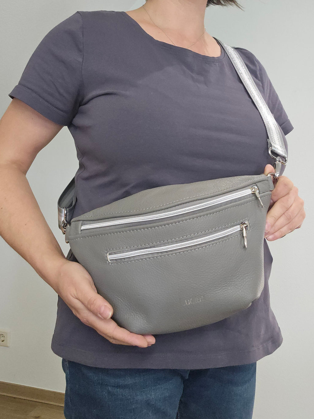 Crossbody Bag Big Clivia in Grau II