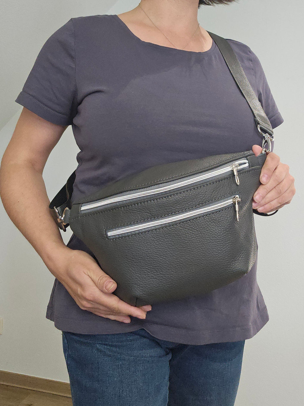 Crossbody Bag Big Clivia in Dunkelgrau