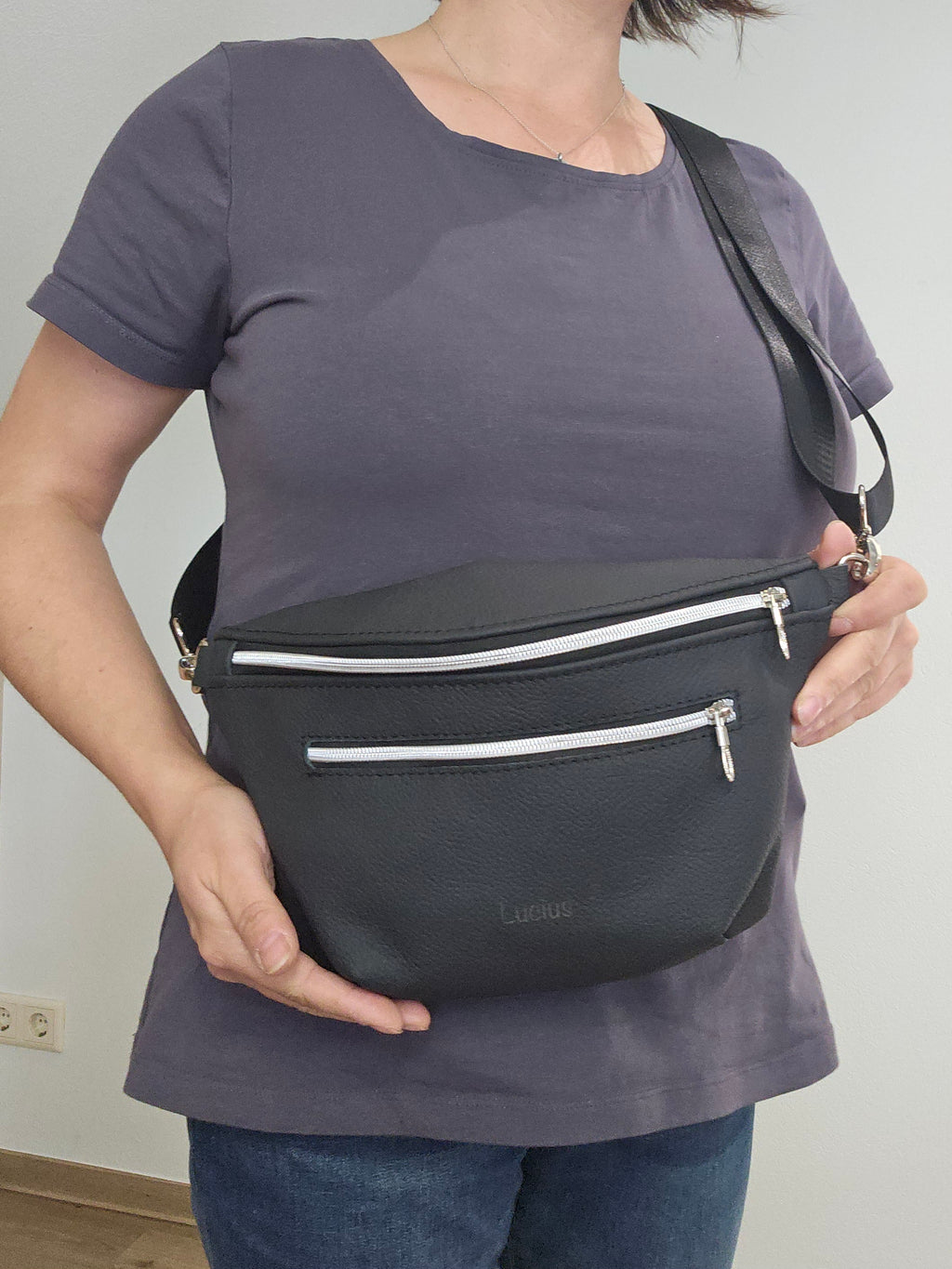 Crossbody Bag Big Clivia in Schwarz