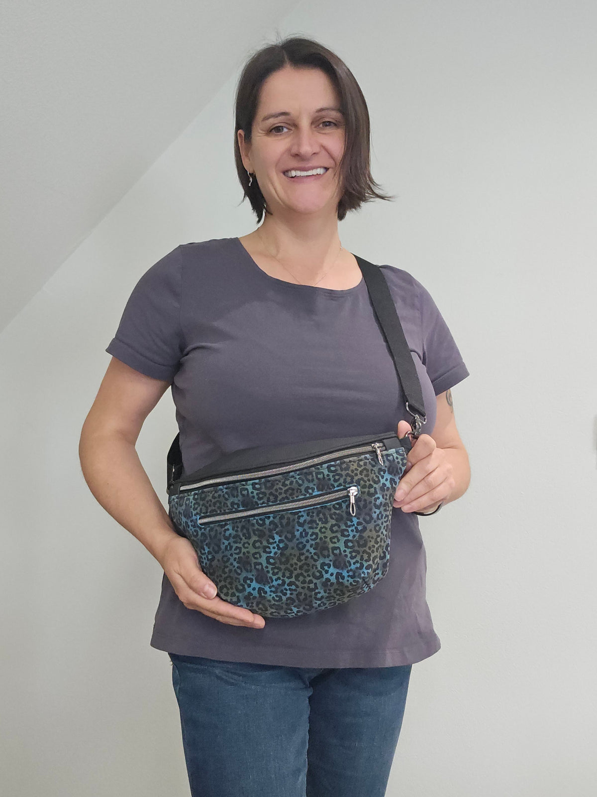 Crossbody Bag Big Clivia Veloursleder Leo Multicolor & Schwarz