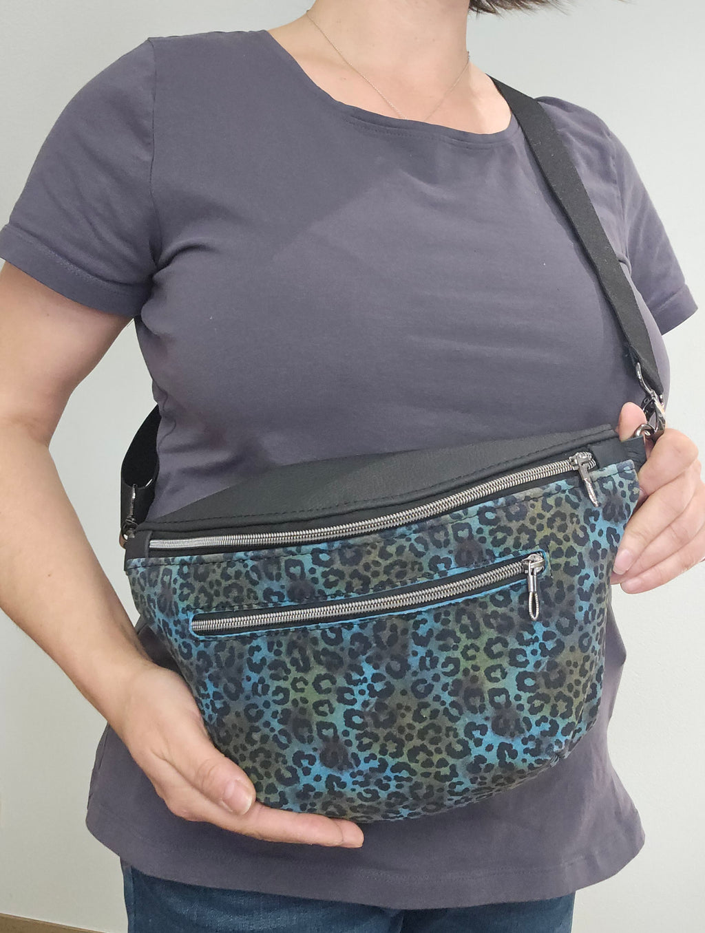 Crossbody Bag Big Clivia Veloursleder Leo Multicolor & Schwarz