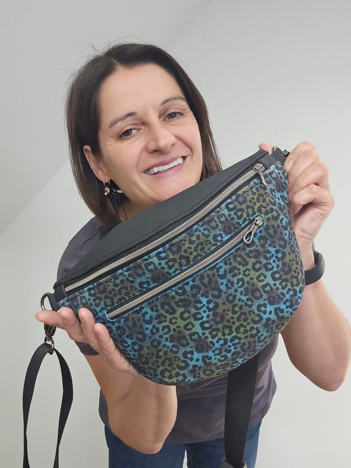 Crossbody Bag Big Clivia Veloursleder Leo Multicolor & Schwarz