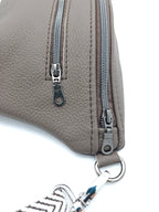 Crossbody Bag Big Clivia in Nougatbraun