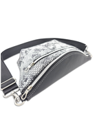 Crossbody Bag Big Clivia in Strukturleder Schwarz-Weiß mit Blüten