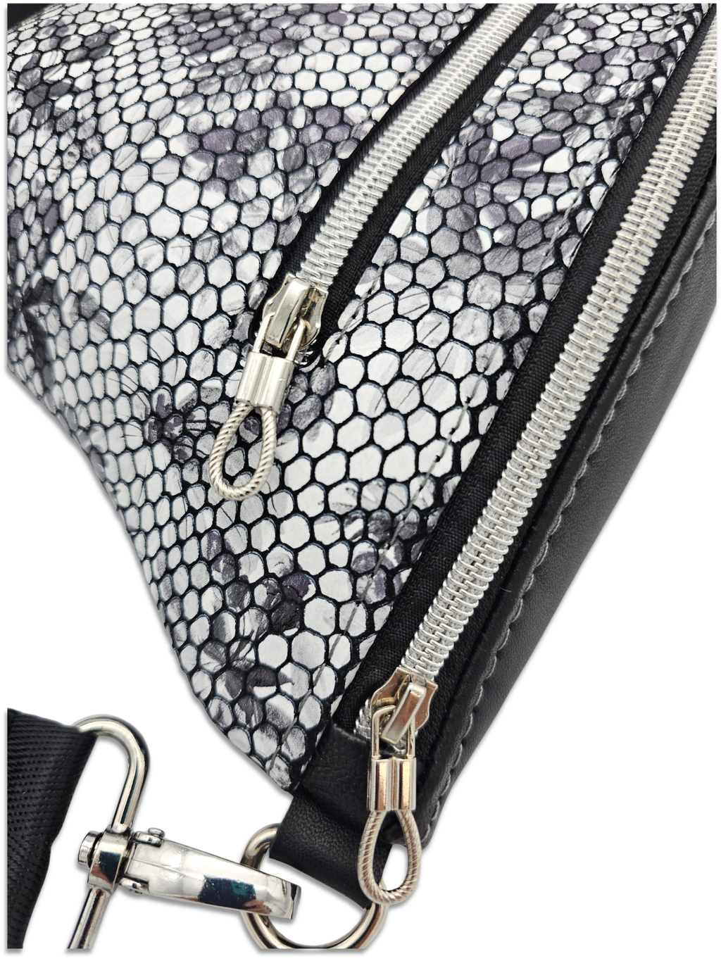 Crossbody Bag Big Clivia in Strukturleder Schwarz-Weiß mit Blüten