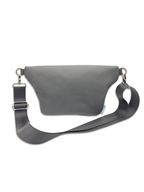 Crossbody Bag Big Clivia in Strukturleder mit Reptilprägung Schwarz