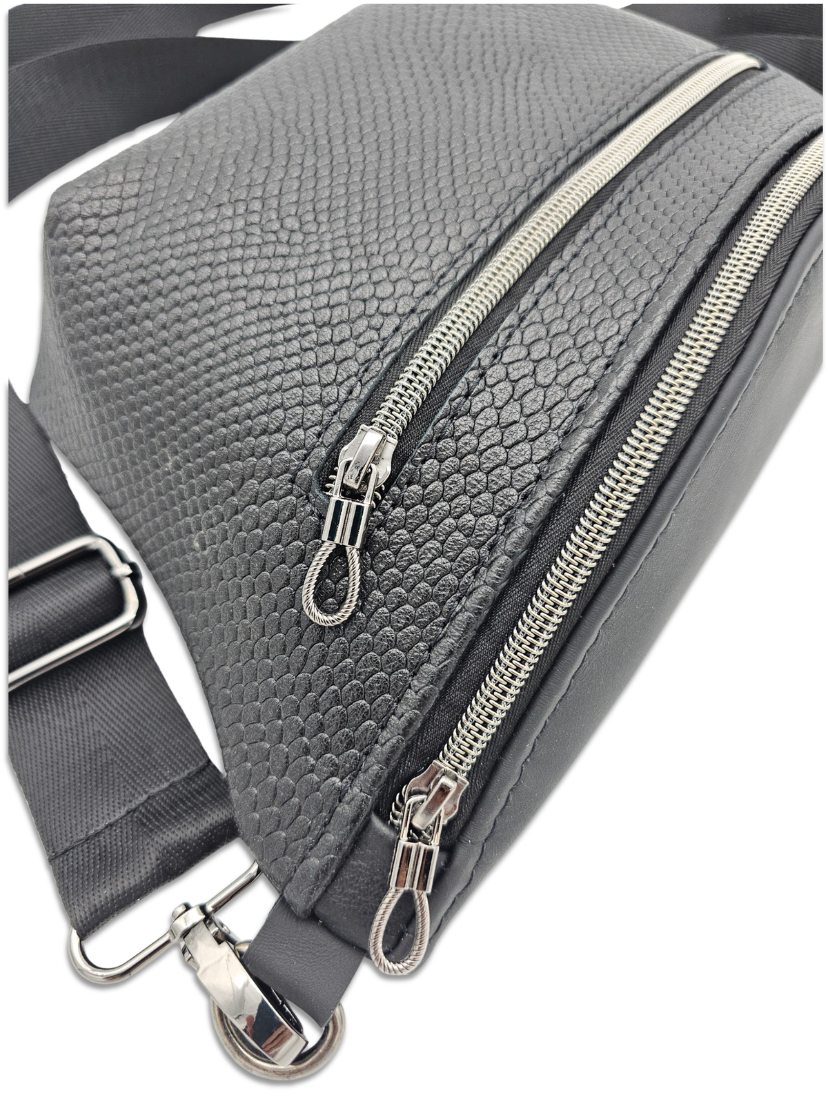 Crossbody Bag Big Clivia in Strukturleder mit Reptilprägung Schwarz