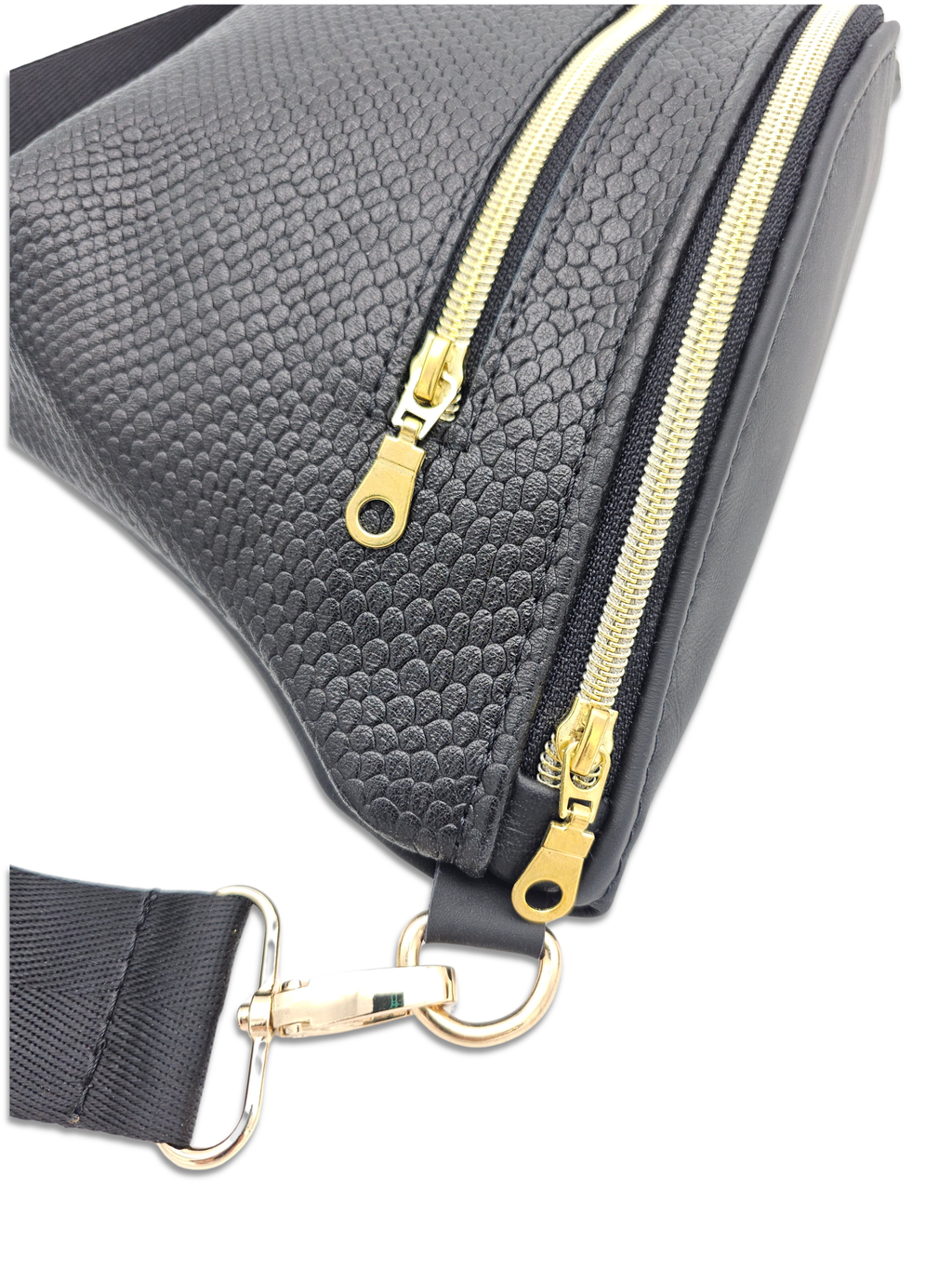 Crossbody Bag Big Clivia in Strukturleder mit Reptilprägung Schwarz & Golddetails