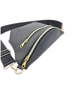 Crossbody Bag Big Clivia in Strukturleder mit Reptilprägung Schwarz & Golddetails