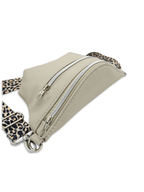 Crossbody Bag Big Clivia in Oyster (Greige) mit Leo
