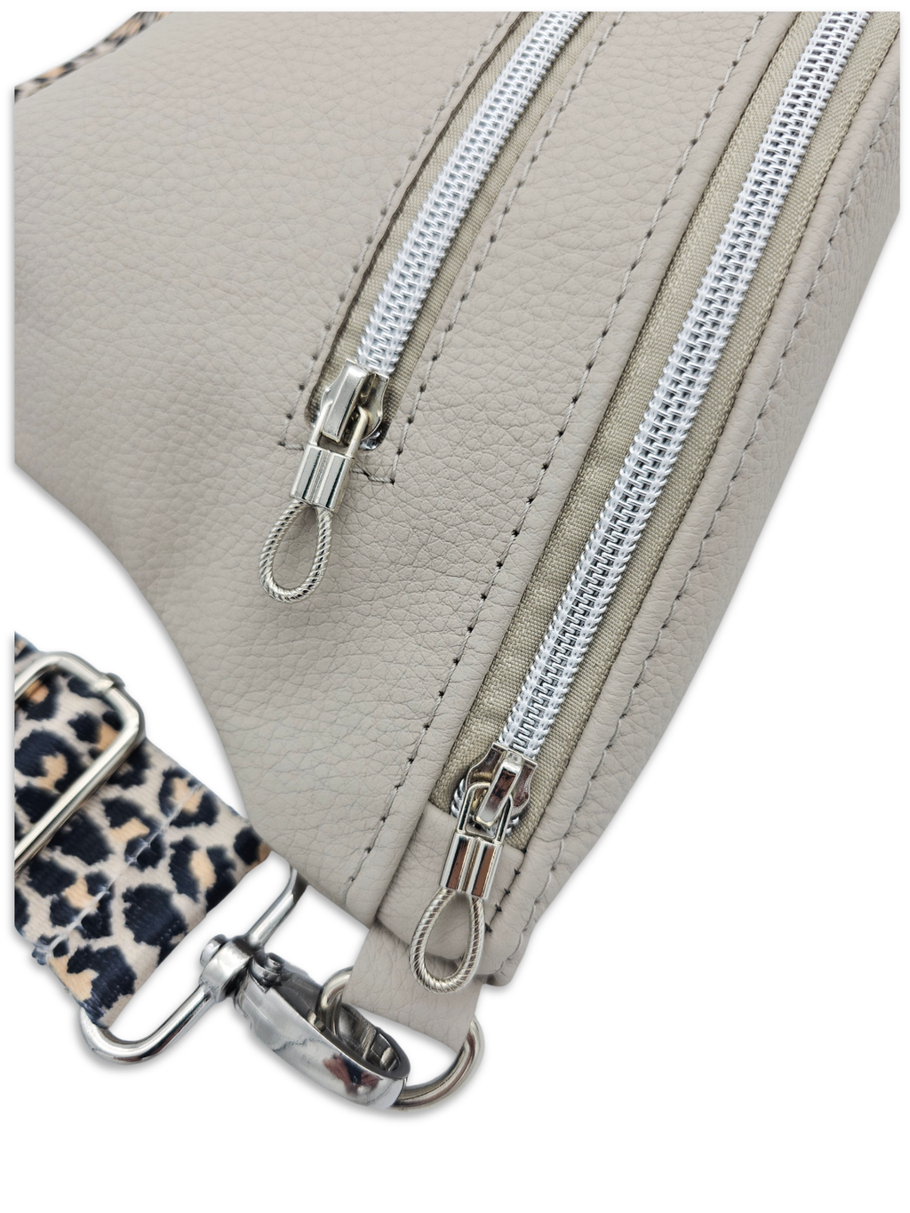Crossbody Bag Big Clivia in Oyster (Greige) mit Leo