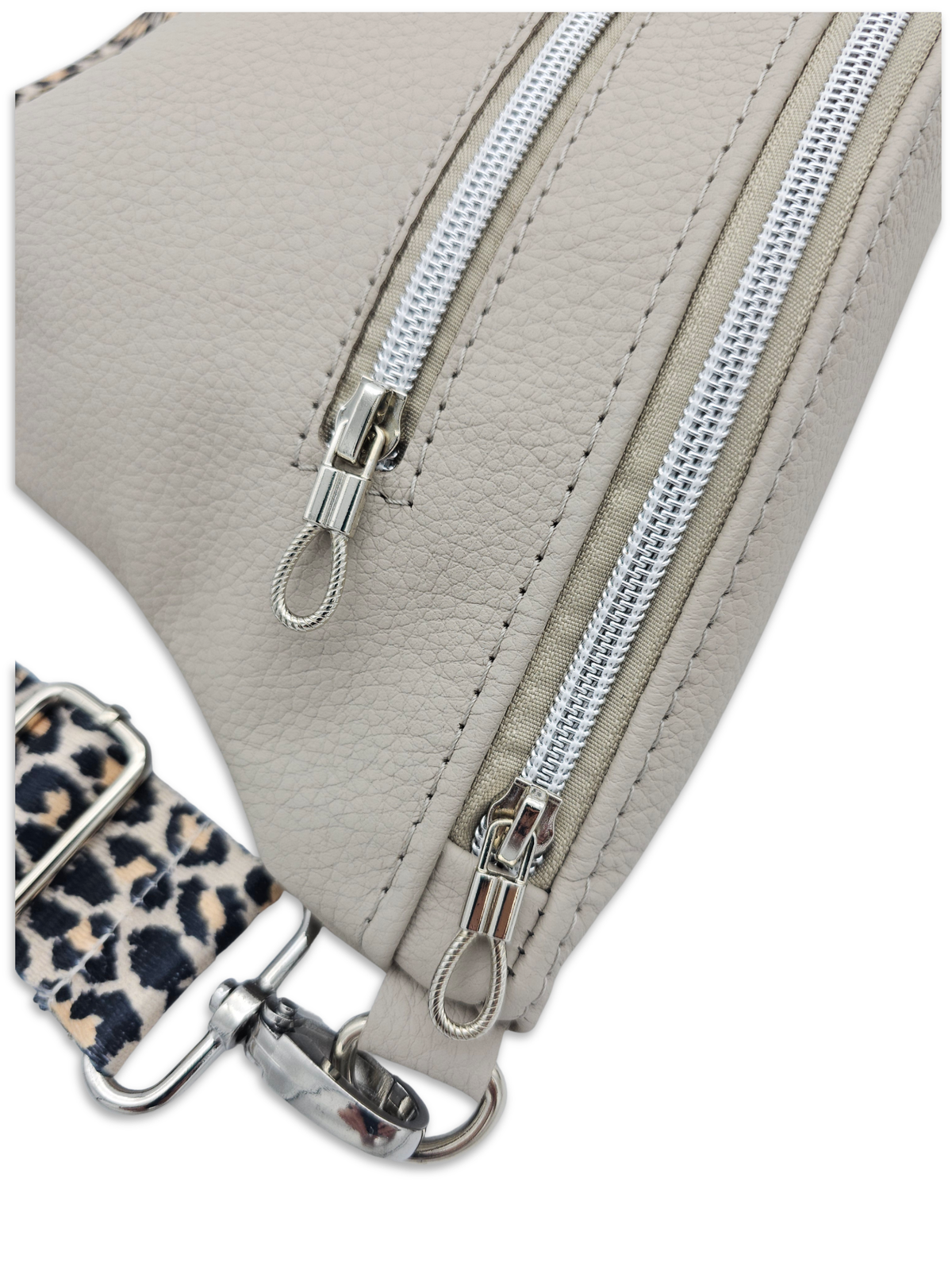 Crossbody Bag Big Clivia in Oyster (Greige) mit Leo
