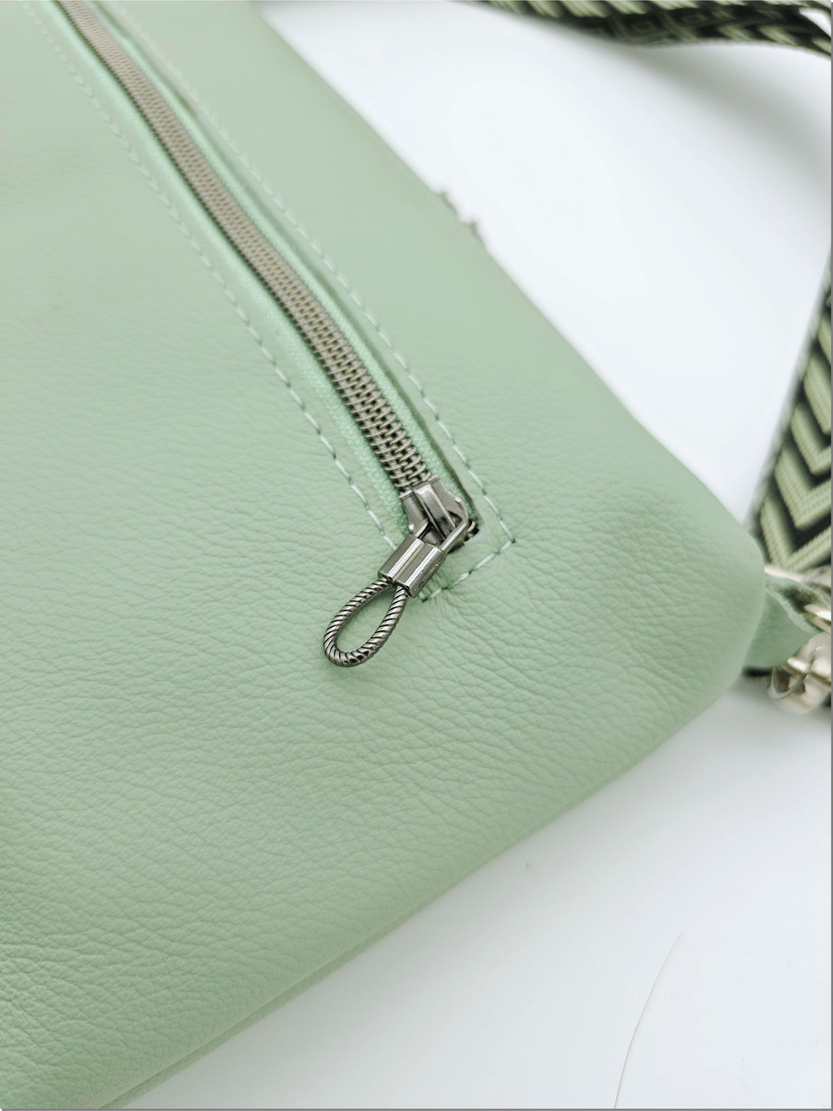 Lederhandtasche Anke in Salbei & Schwarz