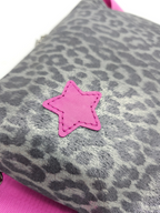 Lederhandtasche Anke im Leo-Look in Silber & Pink