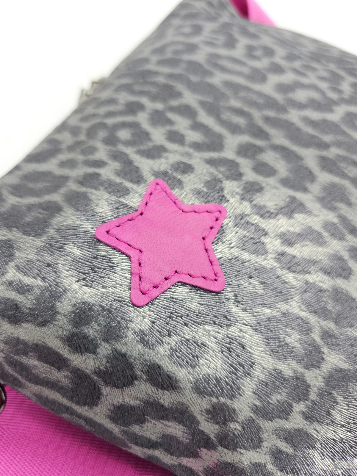 Lederhandtasche Anke im Leo-Look in Silber & Pink