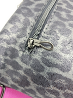 Lederhandtasche Anke im Leo-Look in Silber & Pink