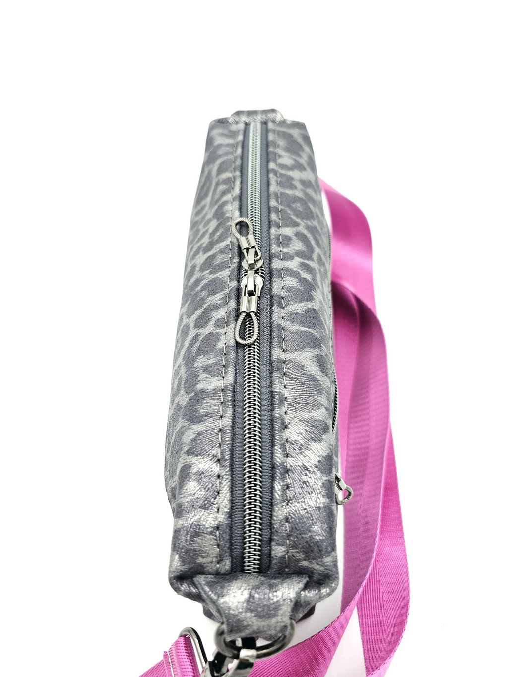Lederhandtasche Anke im Leo-Look in Silber & Pink