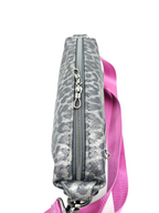 Lederhandtasche Anke im Leo-Look in Silber & Pink