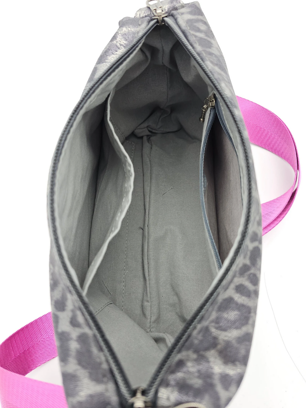 Lederhandtasche Anke im Leo-Look in Silber & Pink