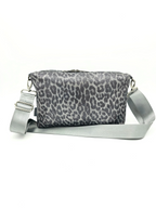 Lederhandtasche Anke im Leo-Look in Silber