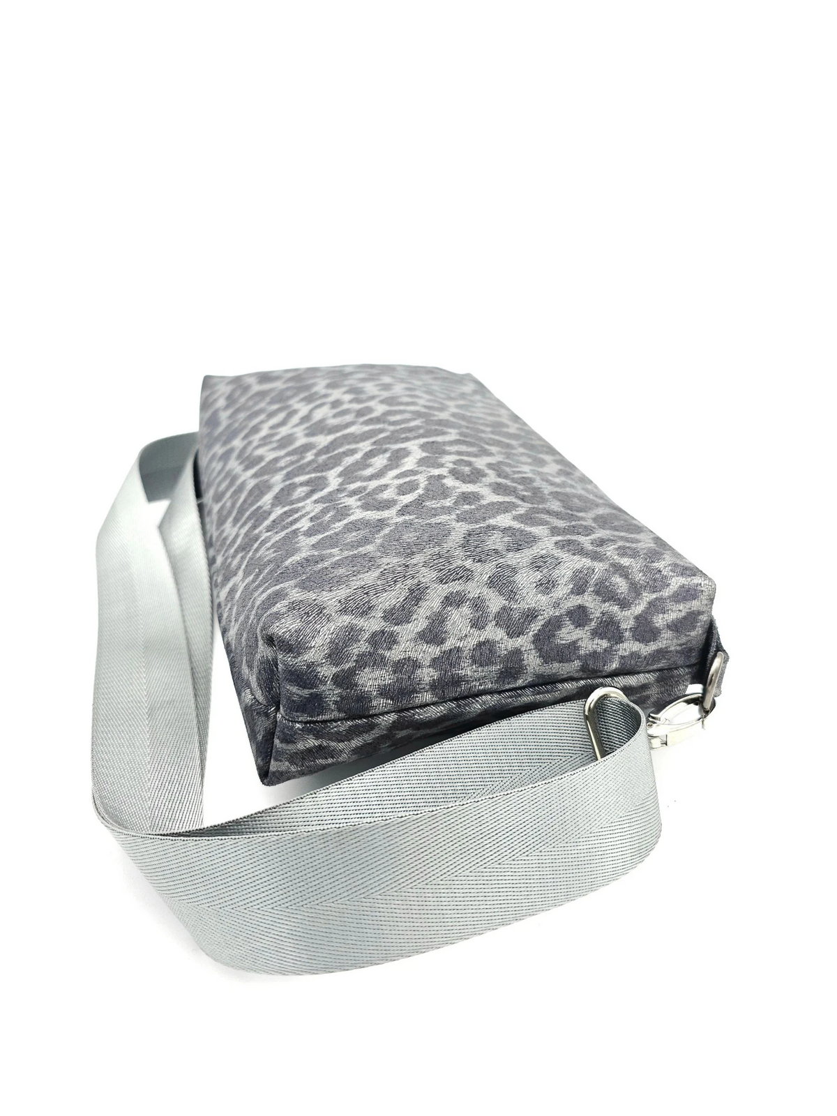 Lederhandtasche Anke im Leo-Look in Silber