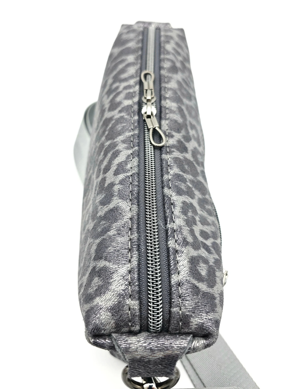 Lederhandtasche Anke im Leo-Look in Silber