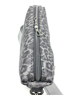 Lederhandtasche Anke im Leo-Look in Silber