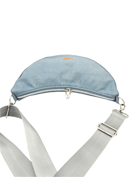 Moonbag Moni in Hellblau liegend 