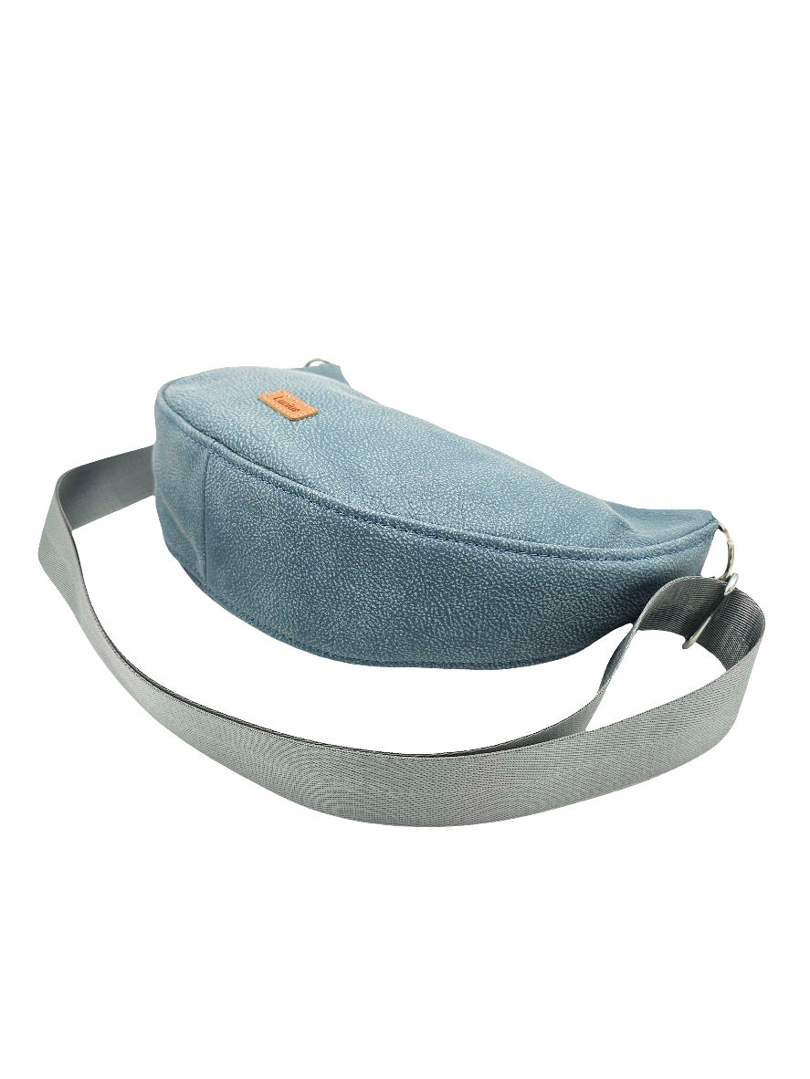 Moonbag Moni in Hellblau liegend von der Seite 
