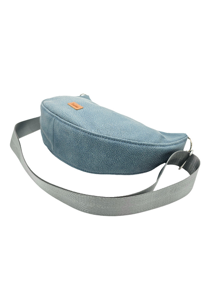 Moonbag Moni in Hellblau liegend von der Seite 