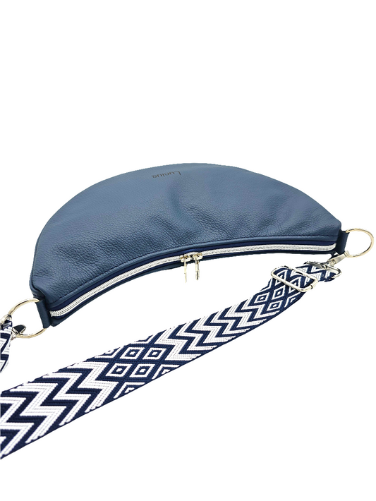 Moonbag Moni in Blau, liegend von vorne 