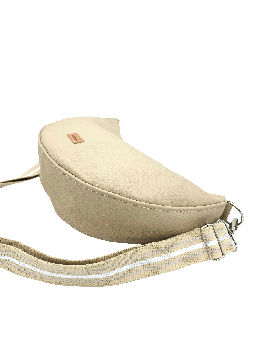 Moonbag Moni in beige liegend von der Seite 