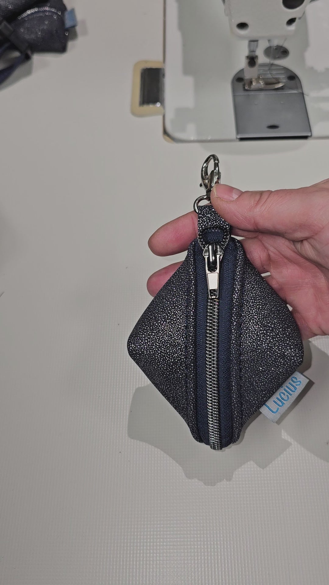 Schlüsselanhänger / Taschenbaumler in Dunkelblau & Glitzer