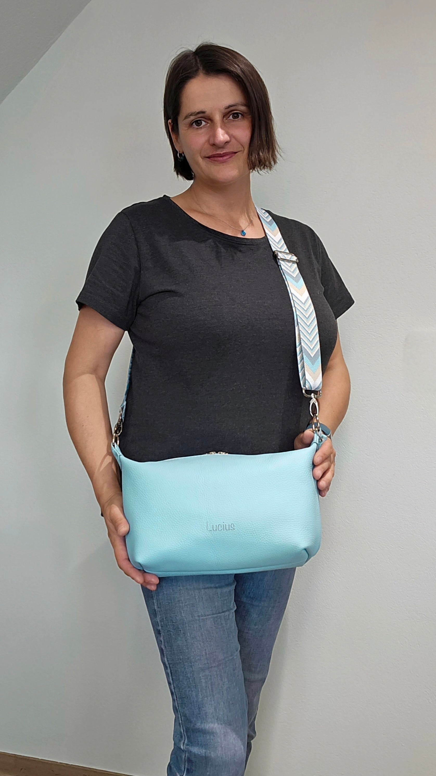 Tragefoto Ledertasche Petra in Eisblau, Michaela Lucius 