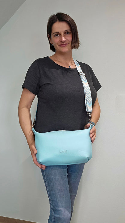 Tragefoto Ledertasche Petra in Eisblau, Michaela Lucius 