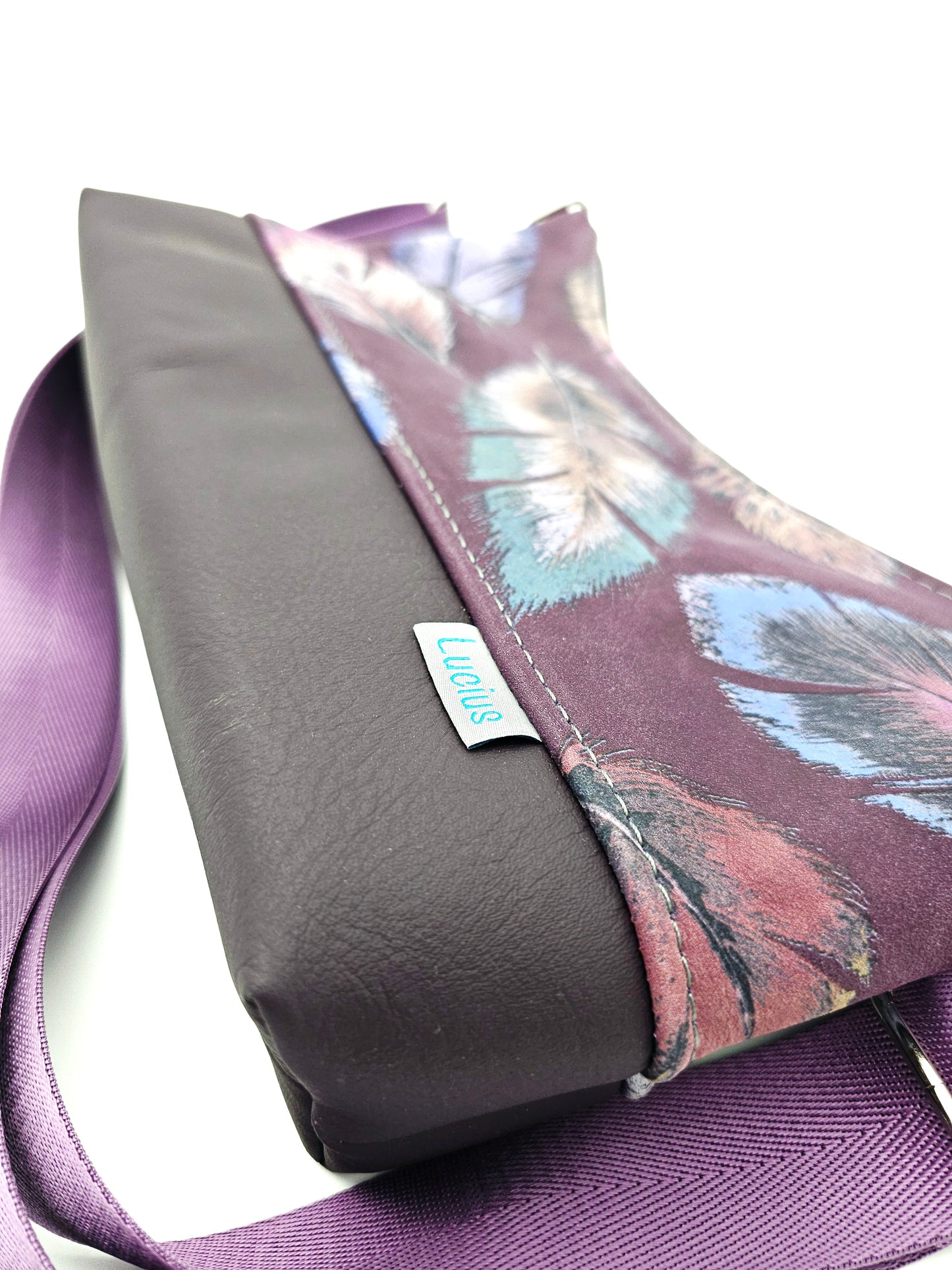 Hobobag Levka, Feder mit Lila, Details Leder, Nähte, Logo