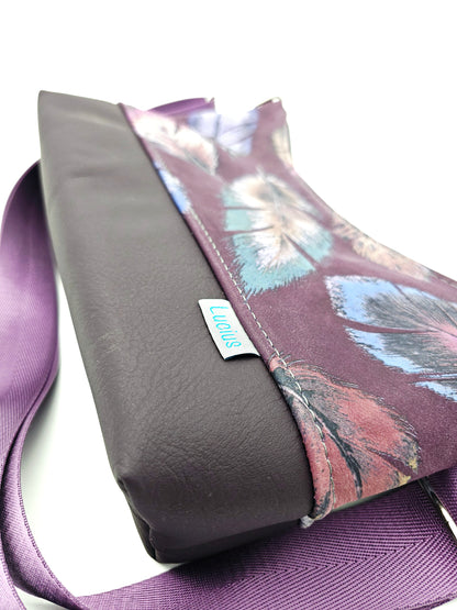 Hobobag Levka, Feder mit Lila, Details Leder, Nähte, Logo