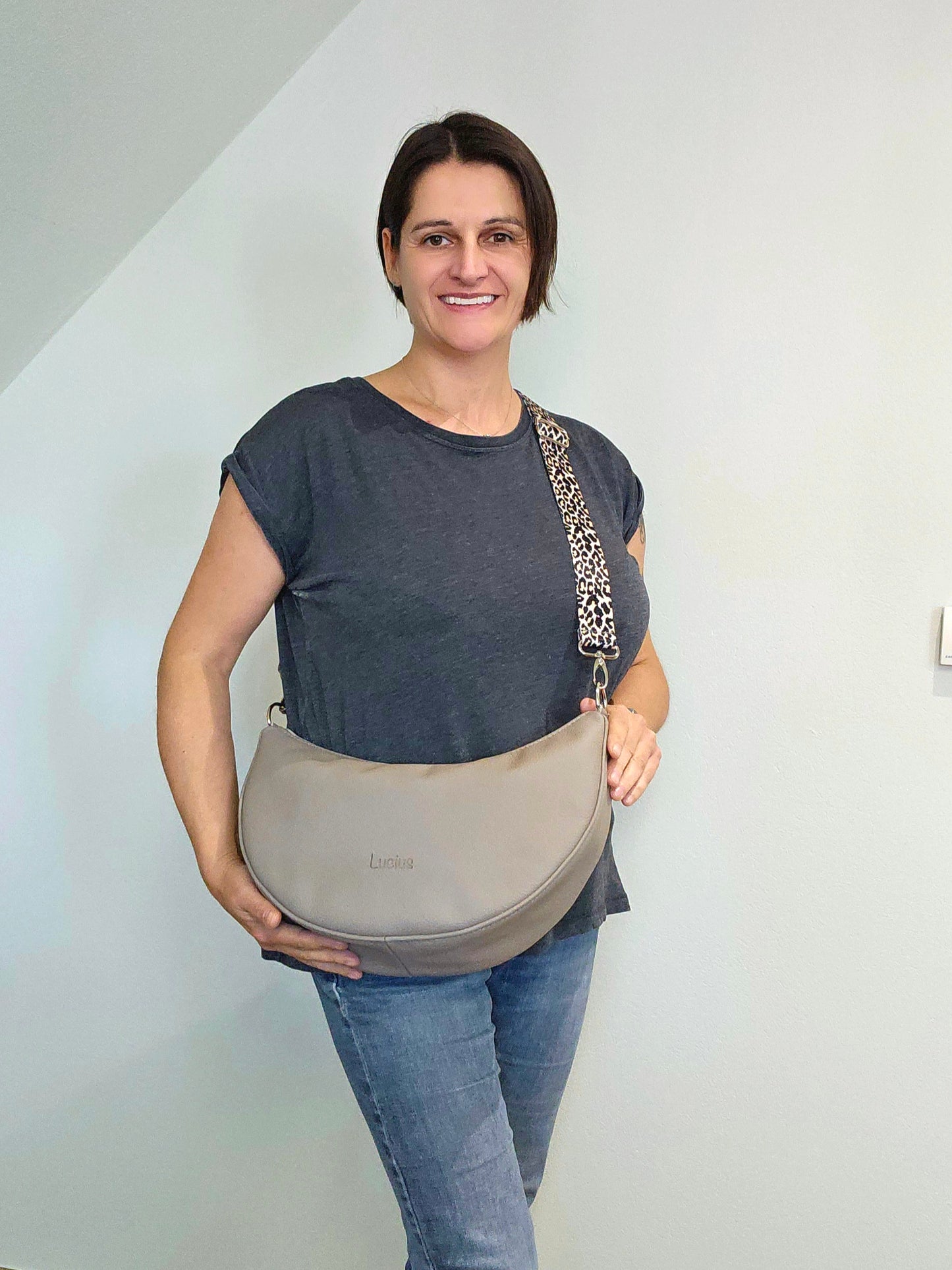Moonbag Mona in Cappuccino & Leo