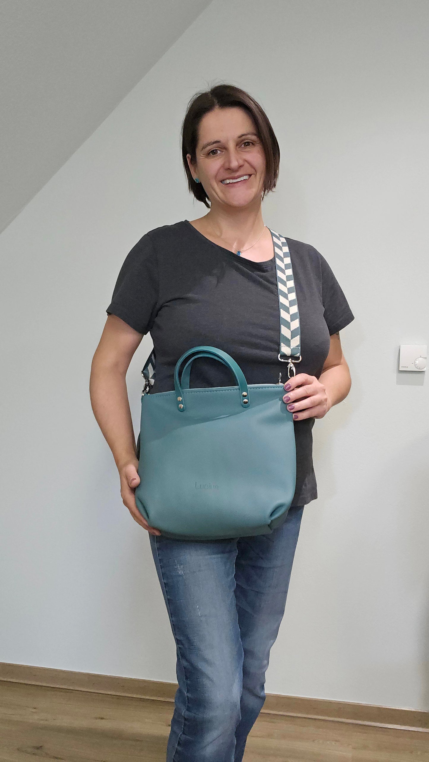 Totebag Katja in Minttürkis/ Petrol,  Tragefoto 