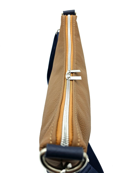 Hobobag Levka, Cognac mit Marineblau, von oben, Details Reißverschluss und Gurtaufhänger