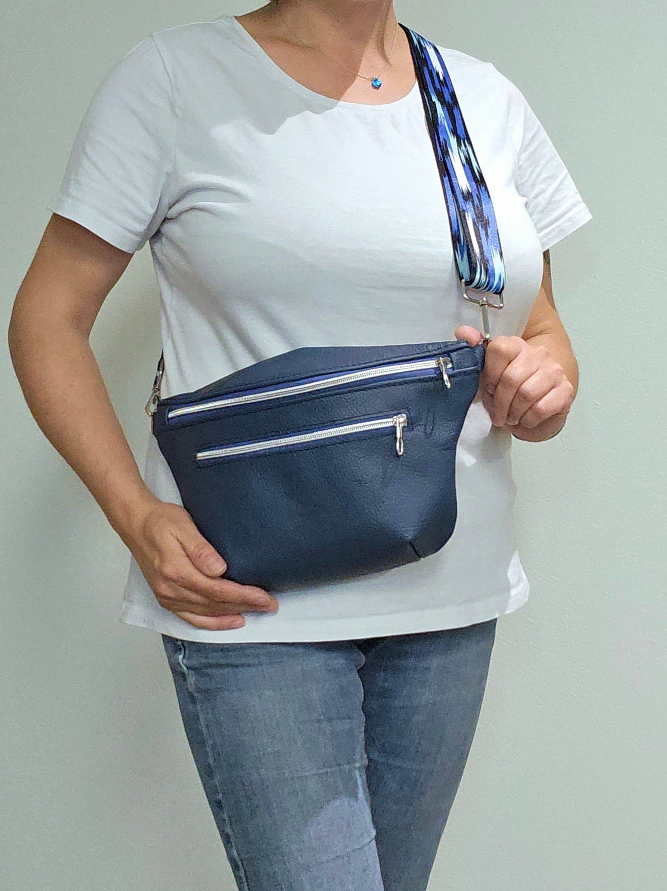 Crossbody Bag Big Clivia - Dunkelblau Variante 2