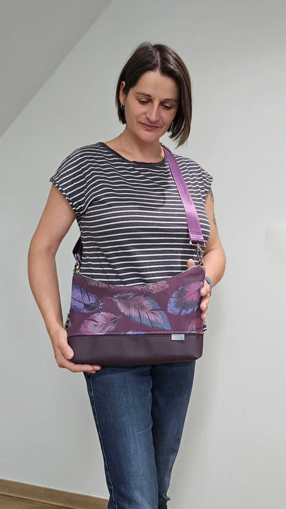 Hobobag Levka, Federn mit Lila, Tragefoto