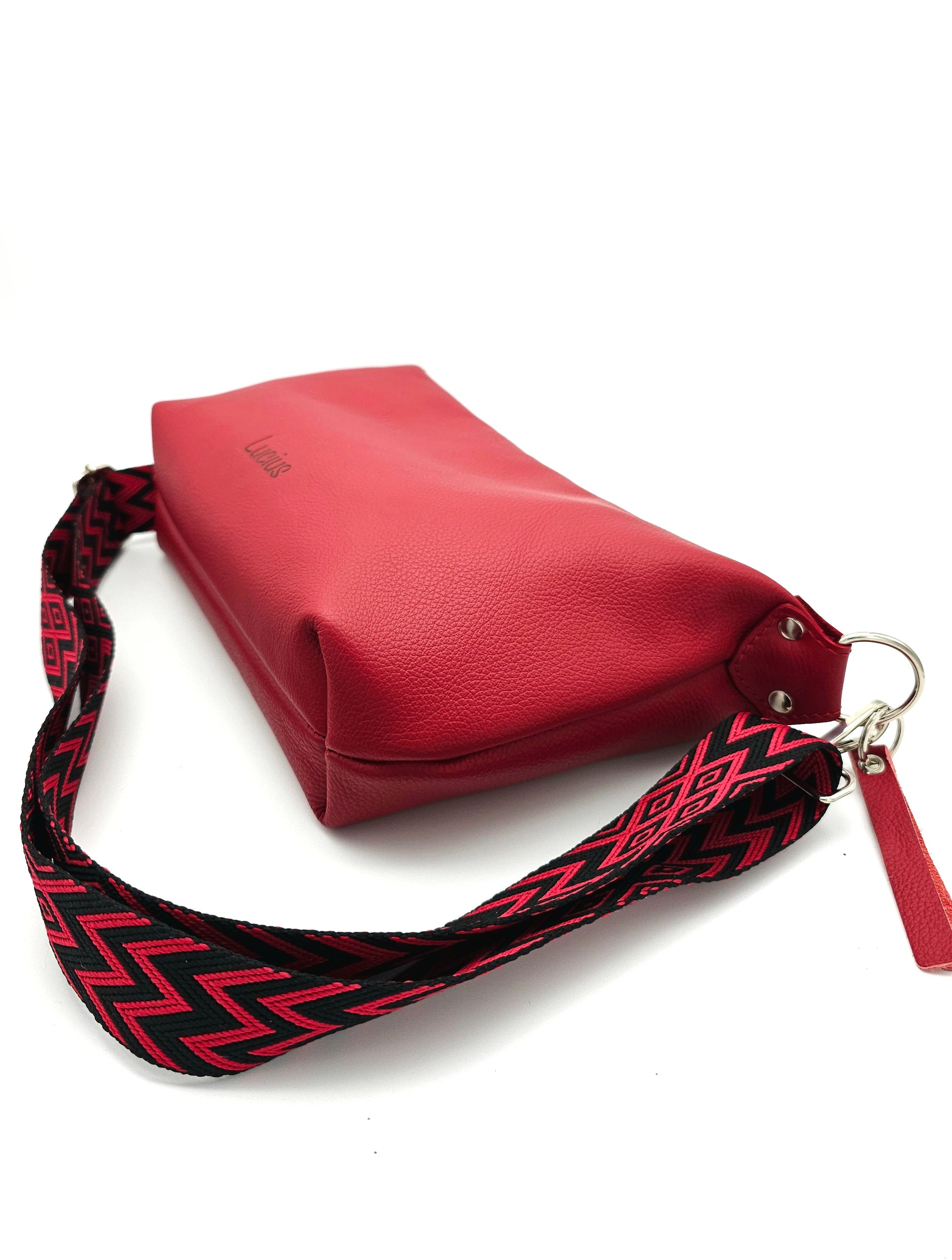 Ledertasche Petra in Rot, liegend von der Seite 