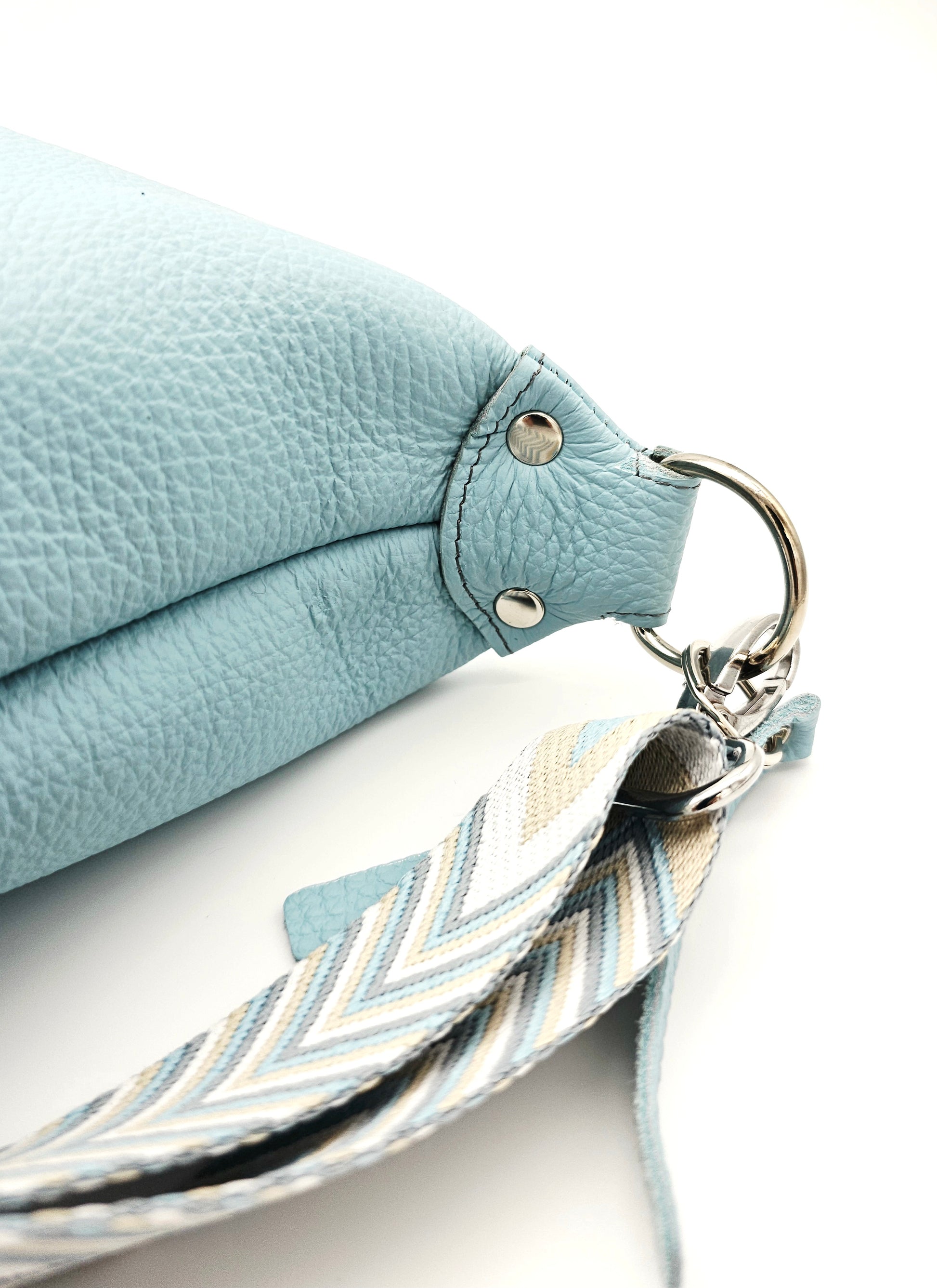 Ledertasche Petra in Eisblau,  Detail der Gurtaufhänger 